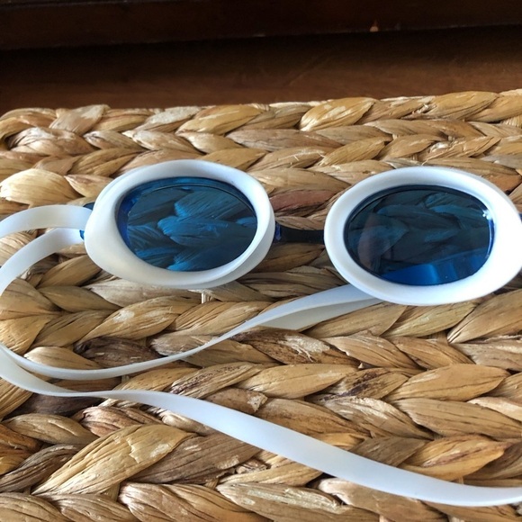 White and blue swim goggles - Picture 3 of 4